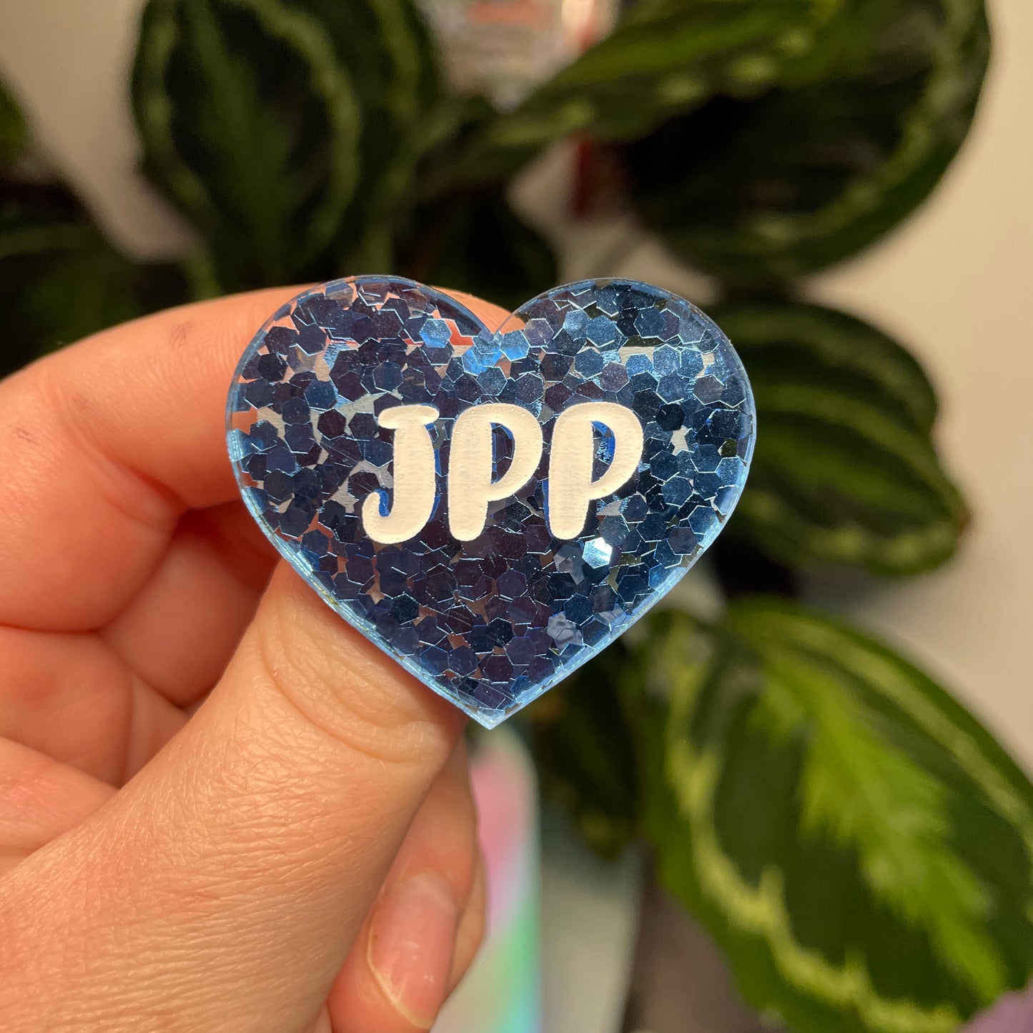 [Contrôle technique] Broche "JPP" en acrylique semi transparente avec des confettis bleus