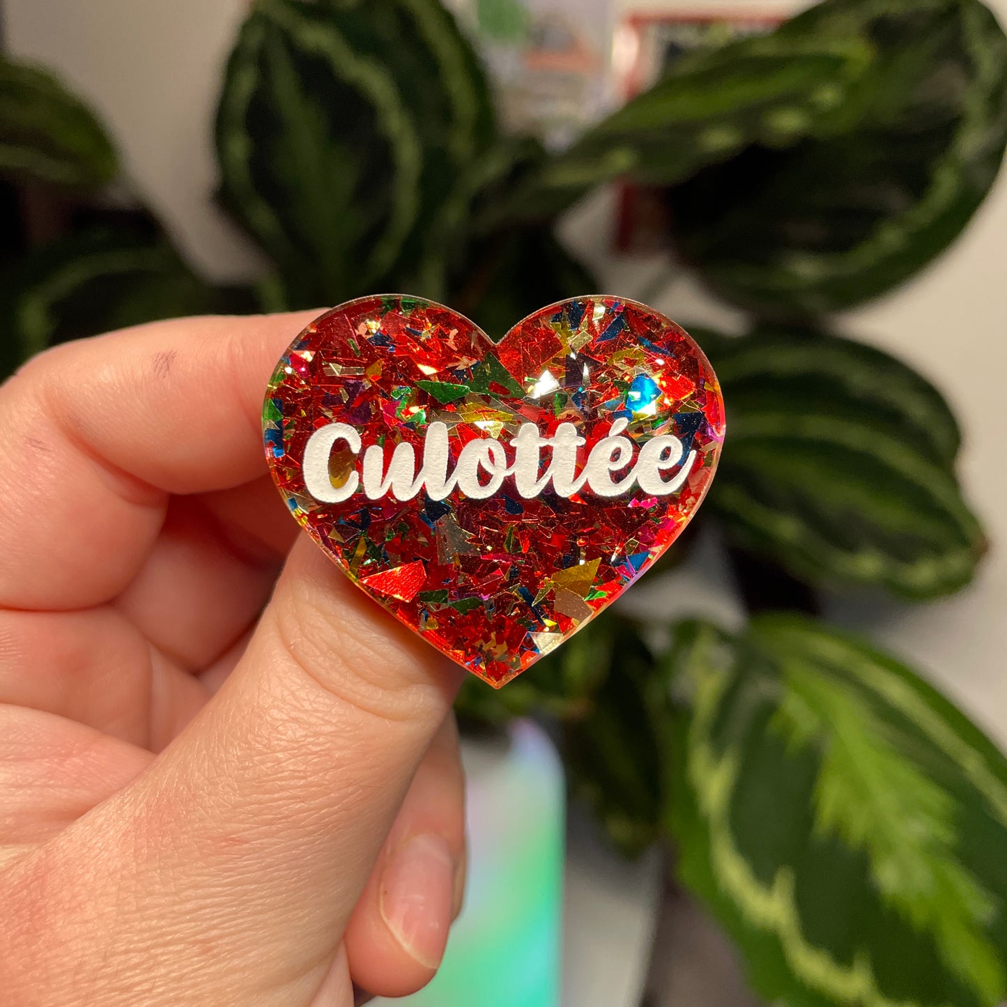 [Contrôle technique] Broche "Culottée" en acrylique transparente avec des éclats de confettis rouges et multicolores