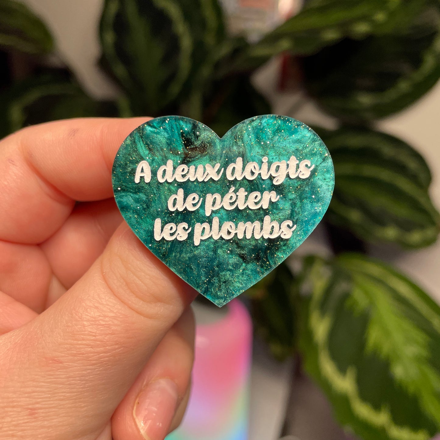 [Contrôle technique] Broche "A deux doigts de péter les plombs" en acrylique marbrée verte et noire à paillettes