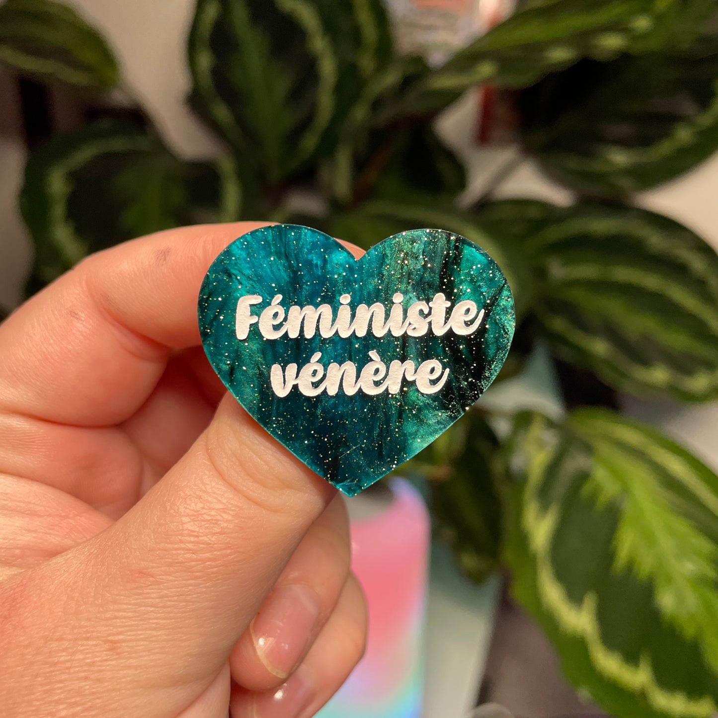 [Contrôle technique] Broche "Féministe vénère" en acrylique marbrée verte et noire à paillettes