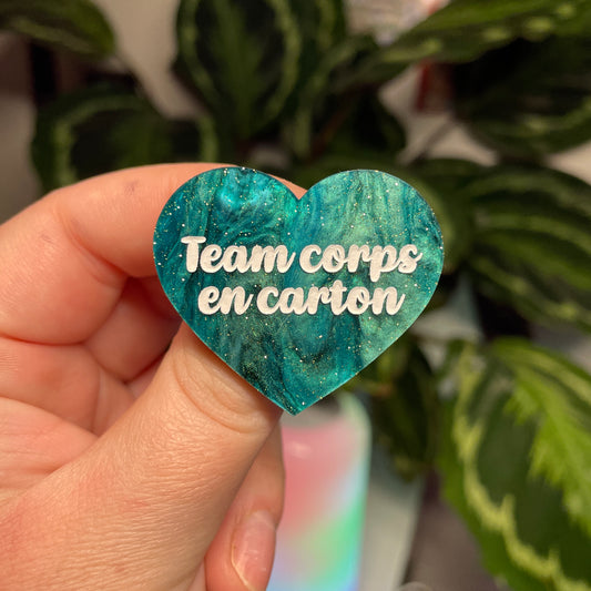 [Contrôle technique] Broche "Team corps en carton" en acrylique marbrée verte et noire à paillettes