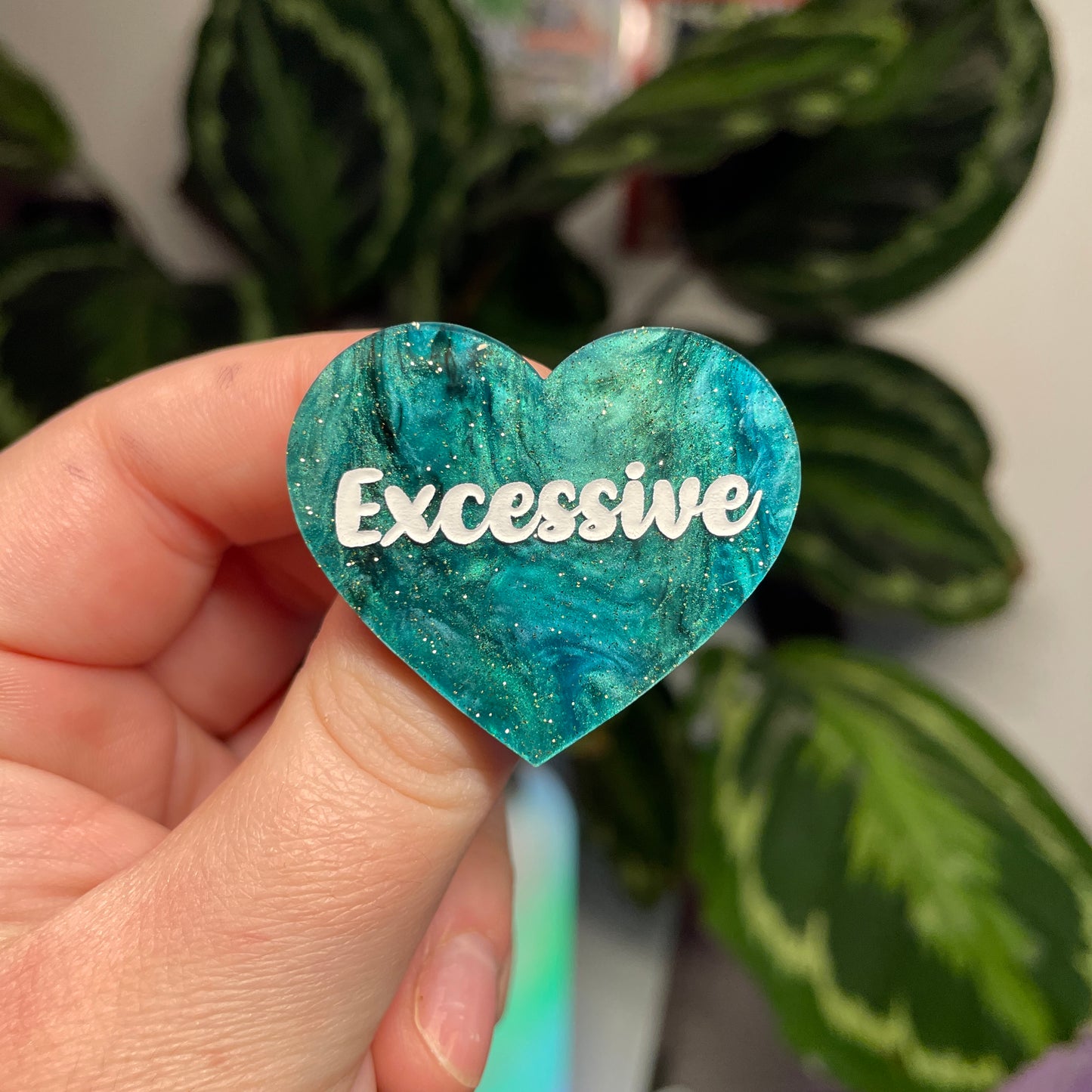 [Contrôle technique] Broche "Excessive" en acrylique marbrée verte et noire à paillettes