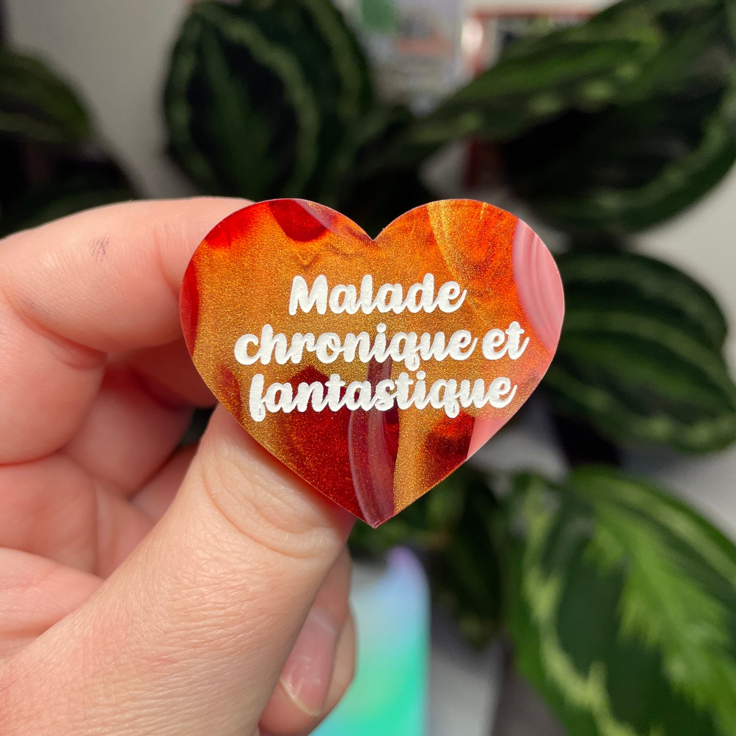 [Contrôle technique] Broche "Malade chronique et fantastique" en acrylique marbrée rouge, blanche et dorée