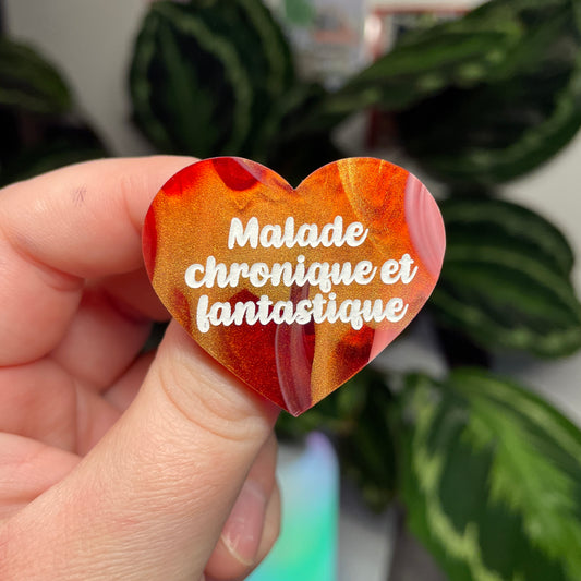 [Contrôle technique] Broche "Malade chronique et fantastique" en acrylique marbrée rouge, blanche et dorée