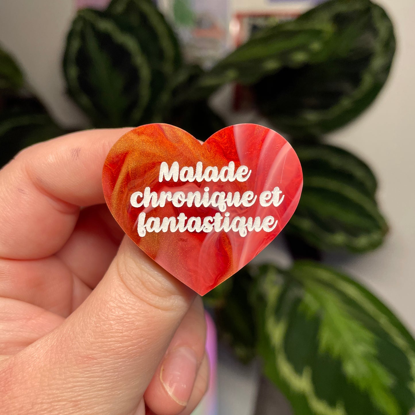 [Contrôle technique] Broche "Malade chronique et fantastique" en acrylique marbrée rouge, blanche et dorée