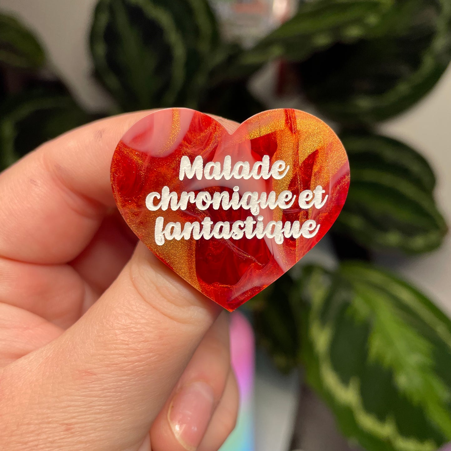 [Contrôle technique] Broche "Malade chronique et fantastique" en acrylique marbrée rouge, blanche et dorée