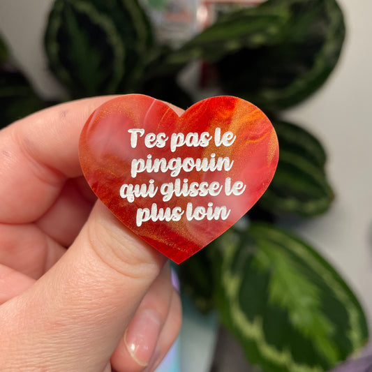 [Contrôle technique] Broche "T'es pas le pingouin qui glisse le plus loin" en acrylique marbrée rouge, blanche et dorée