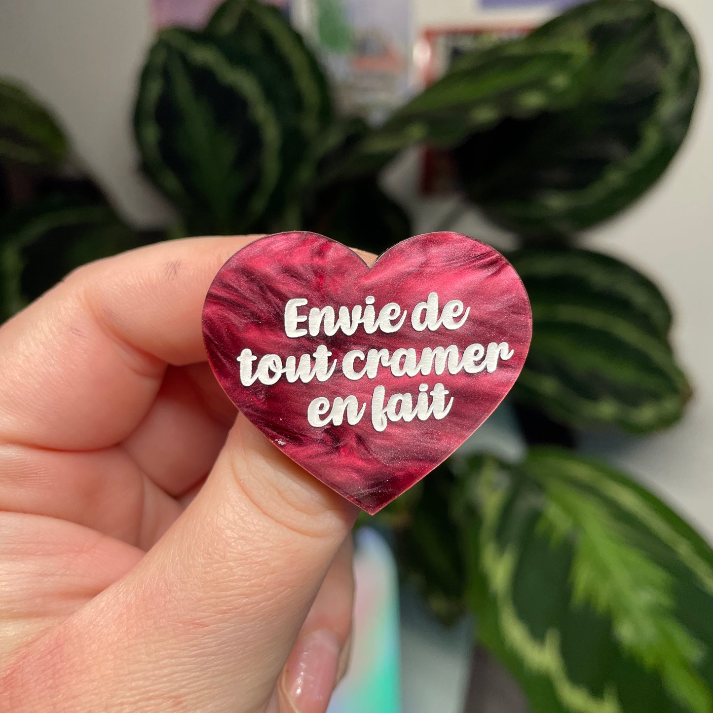 [Contrôle technique] Broche "Envie de tout cramer en fait" en acrylique marbrée bordeaux