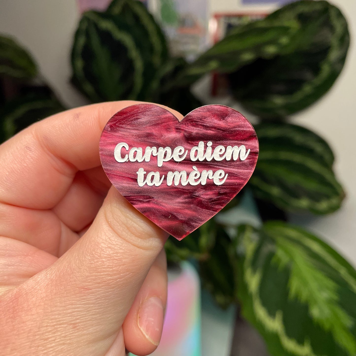 [Contrôle technique] Broche "Carpe diem ta mère" en acrylique marbrée bordeaux