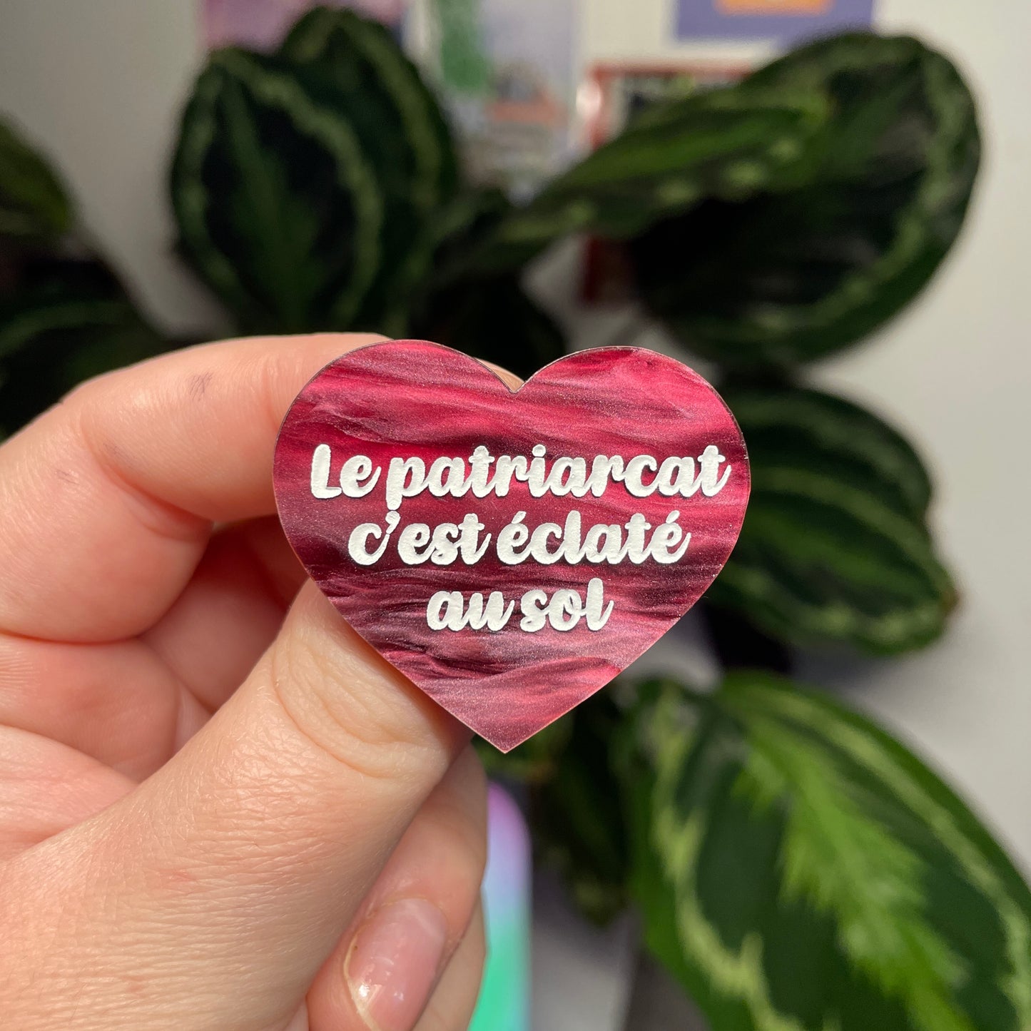 [Contrôle technique] Broche "Le patriarcat c'est éclaté au sol" en acrylique marbrée bordeaux