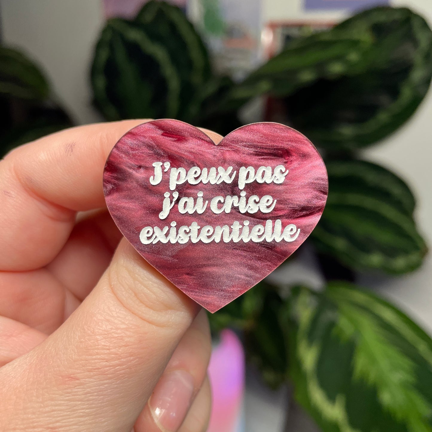 [Contrôle technique] Broche "J'peux pas j'ai crise existentielle" en acrylique marbrée bordeaux