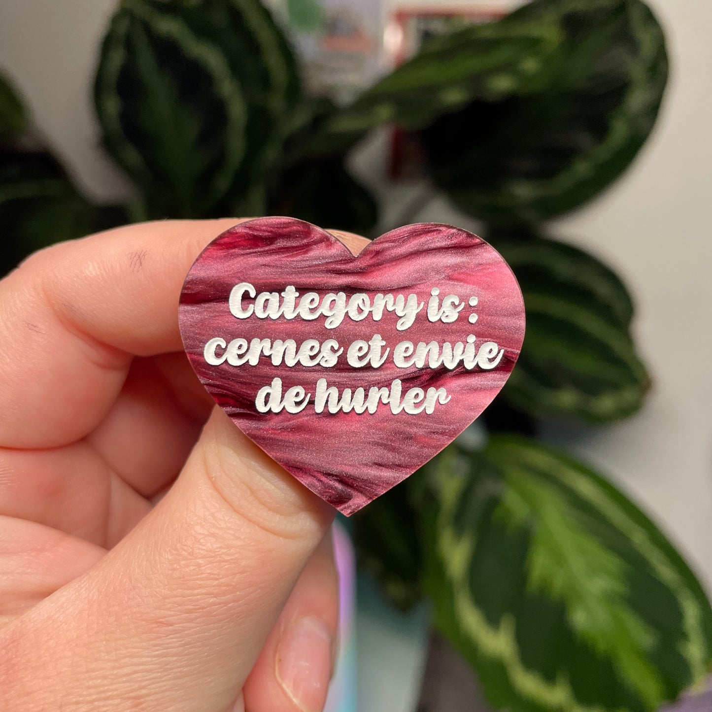 [Contrôle technique] Broche "Category is : cernes et envie de hurler" en acrylique marbrée bordeaux