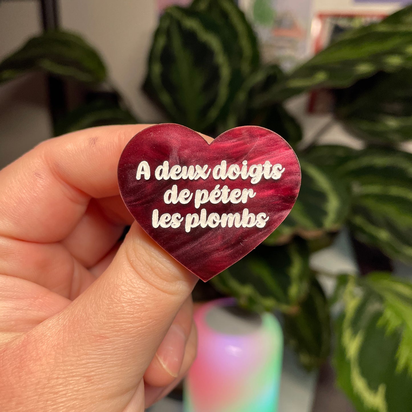 [Contrôle technique] Broche "A deux doigts de péter les plombs" en acrylique marbrée bordeaux