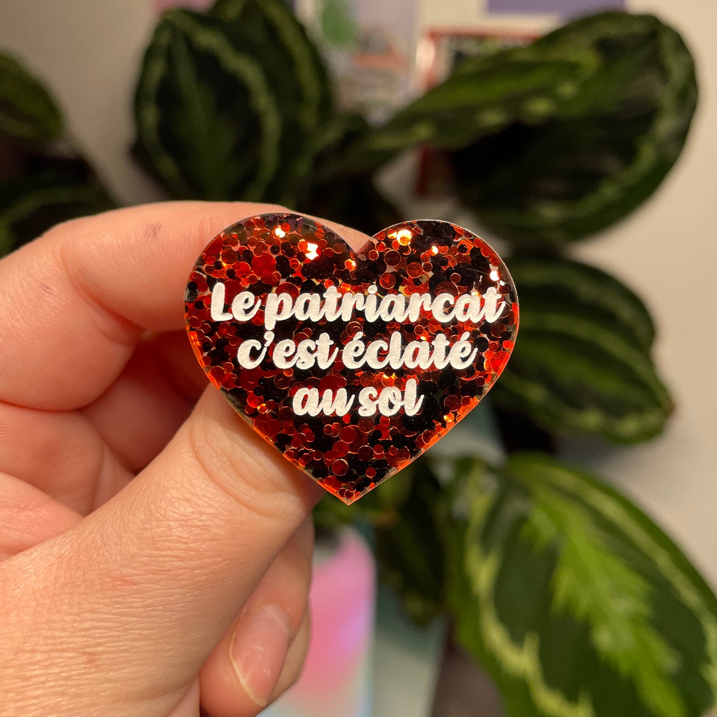 [Contrôle technique] Broche "Le patriarcat c'est éclaté au sol" en acrylique semi transparente avec des pois noirs et rouges