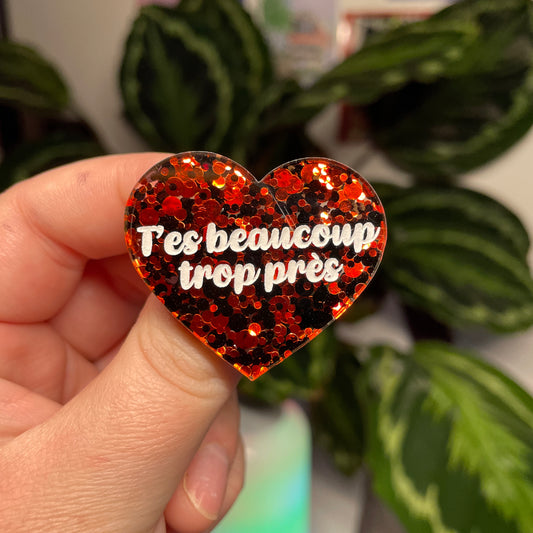 [Contrôle technique] Broche "T'es beaucoup trop près" en acrylique semi transparente avec des pois noirs et rouges