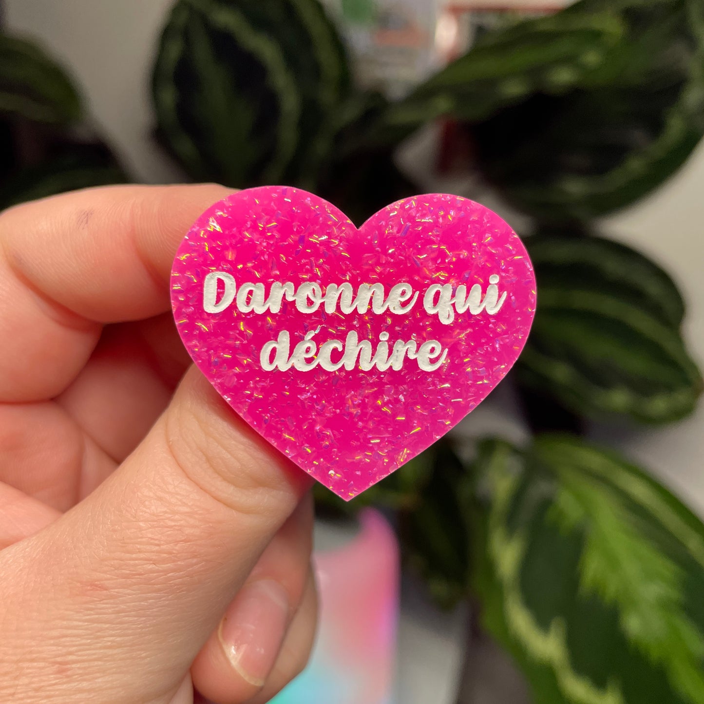 [Contrôle technique] Broche "Daronne qui déchire" en acrylique rose à paillettes