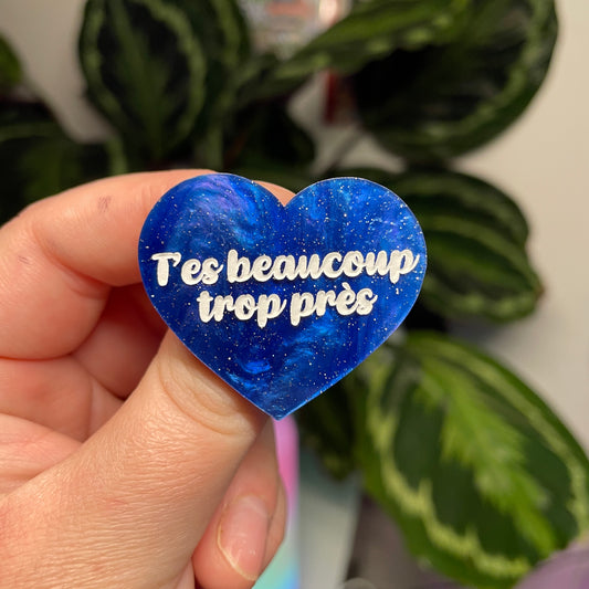 [Contrôle technique] Broche "T'es beaucoup trop près" en acrylique marbrée bleue à paillettes