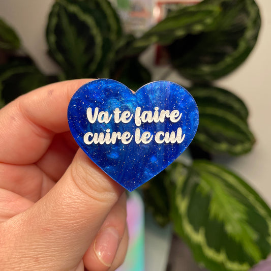 [Contrôle technique] Broche "Va te faire cuire le cul" en acrylique marbrée bleue à paillettes