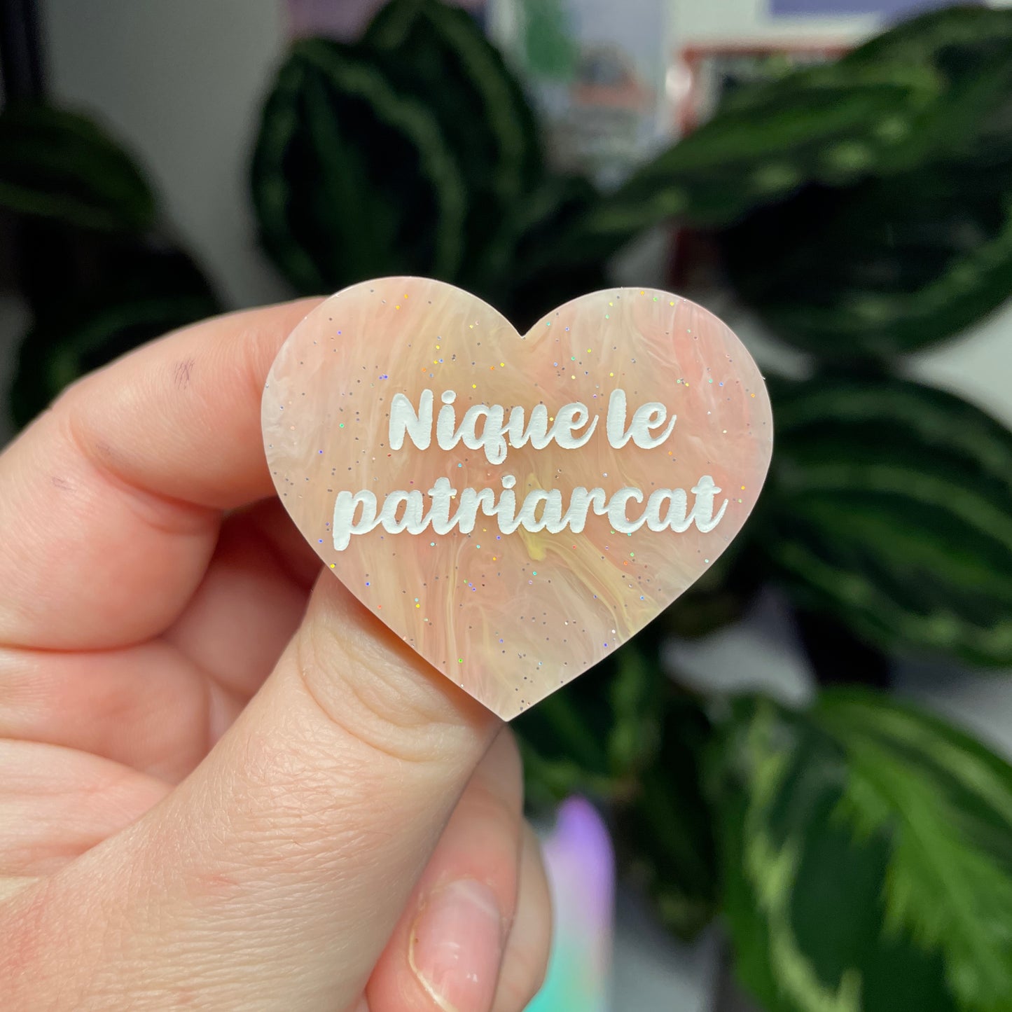 [Contrôle technique] Broche "Nique le patriarcat" en acrylique marbrée corail, jaune et blanche à paillettes