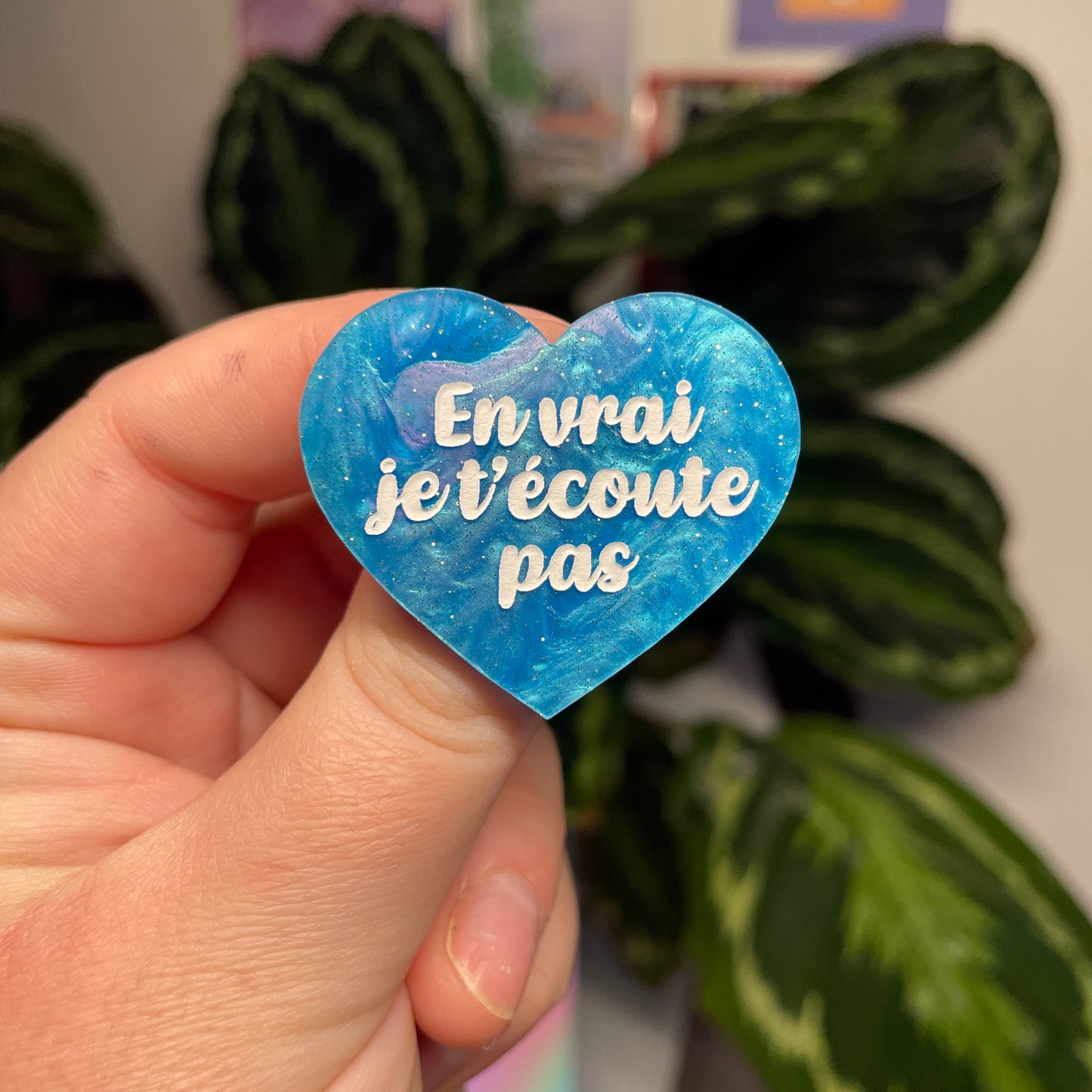 [Contrôle technique] Broche "En vrai je t'écoute pas" en acrylique marbrée bleue à paillettes