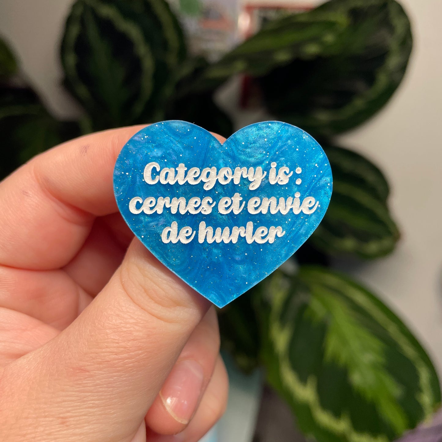 [Contrôle technique] Broche "Category is : cernes et envie de hurler" en acrylique marbrée bleue à paillettes