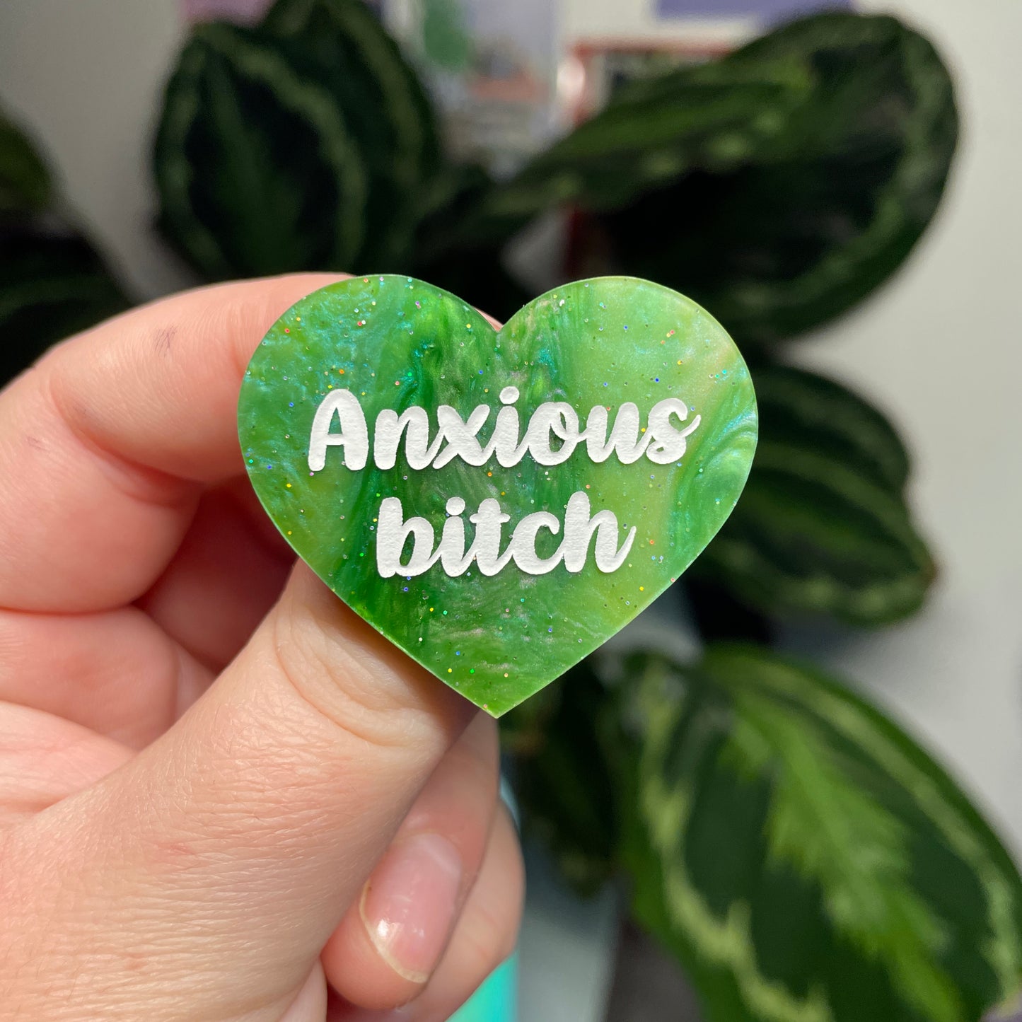 [Contrôle technique] Broche "Anxious bitch" en acrylique marbrée verte à paillettes