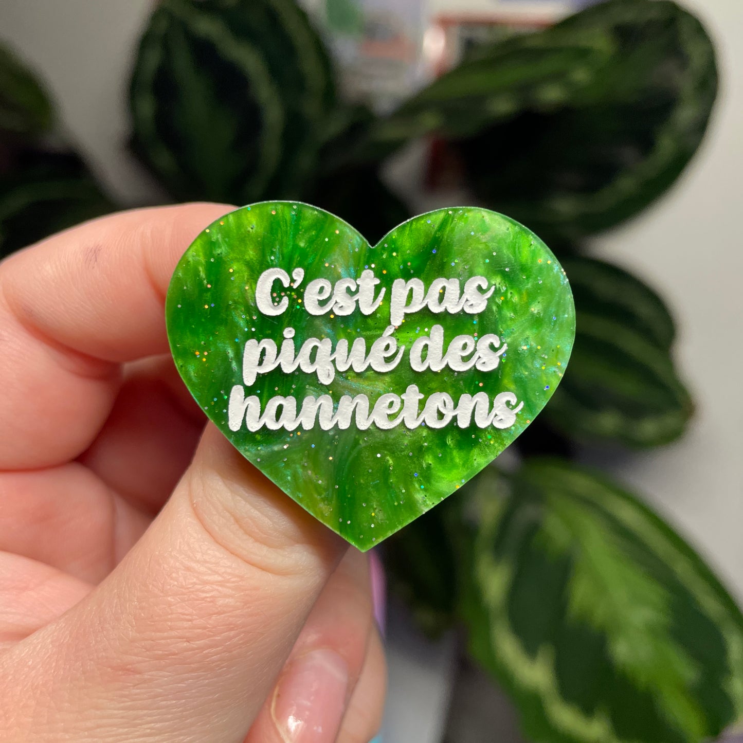 [Contrôle technique] Broche "C'est pas piqué des hannetons" en acrylique marbrée verte à paillettes
