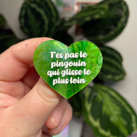 [Contrôle technique] Broche "T'es pas le pingouin qui glisse le plus loin" en acrylique marbrée verte à paillettes