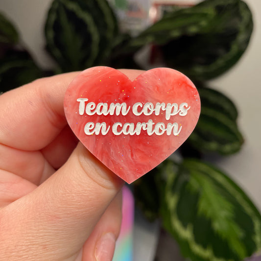 [Contrôle technique] Broche "Team corps en carton" en acrylique marbrée rouge et rose