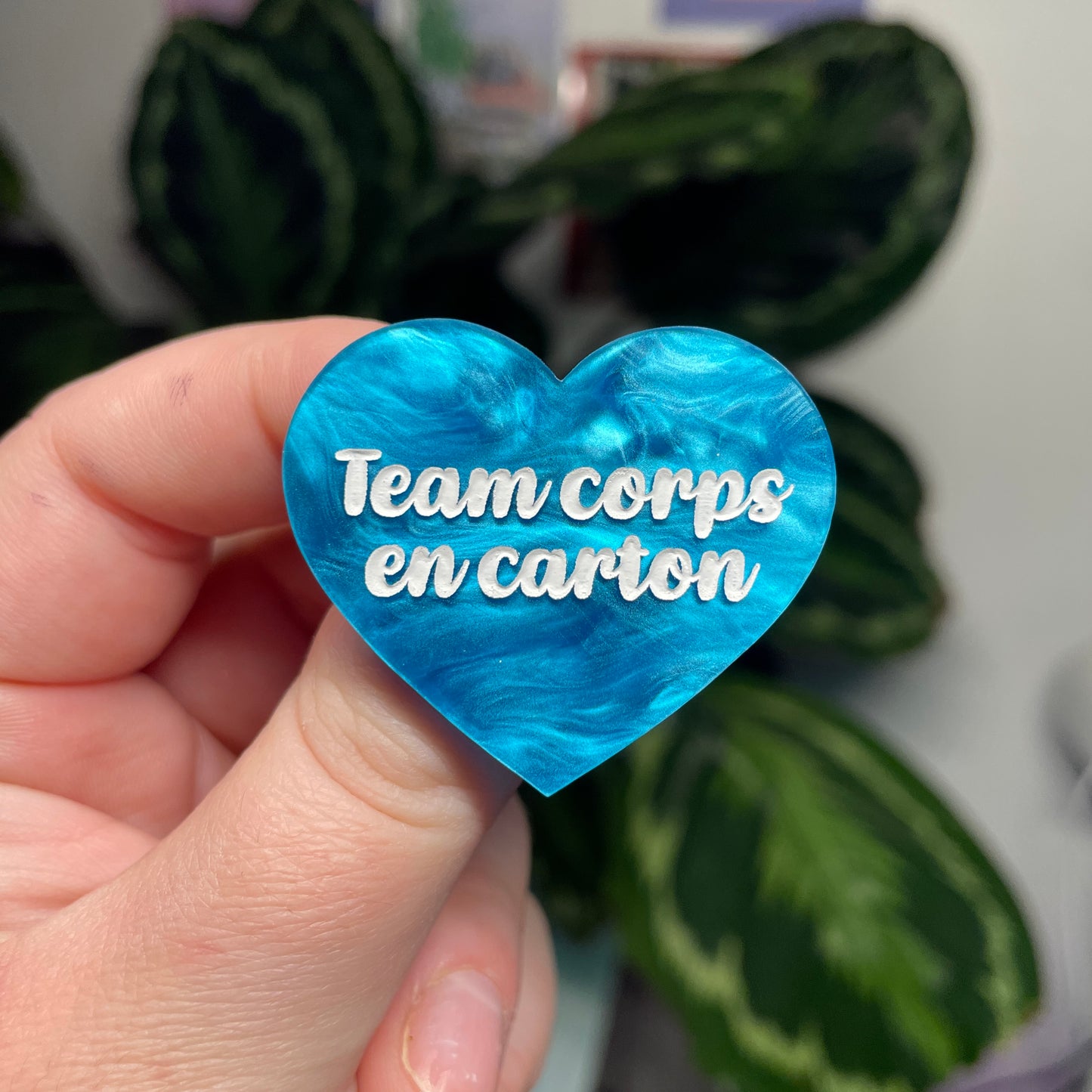 [Contrôle technique] Broche "Team corps en carton" en acrylique marbrée bleue