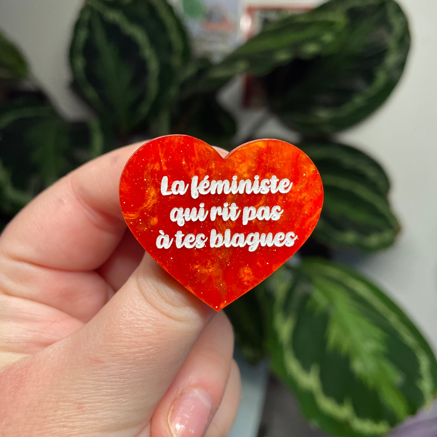 [Contrôle technique] Broche "La féministe qui rit pas à tes blagues" en acrylique marbrée orange à paillettes