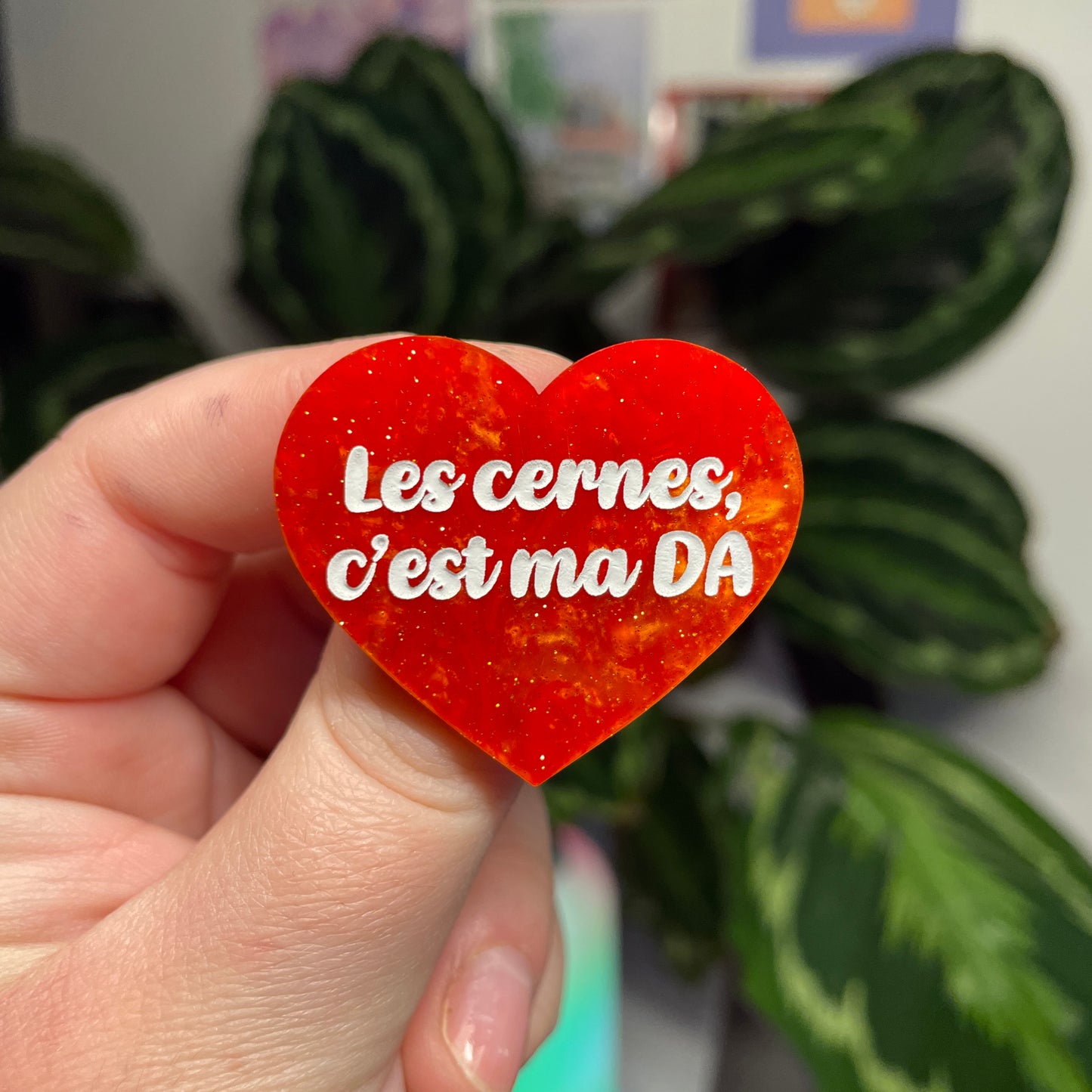 [Contrôle technique] Broche "Les cernes, c'est ma DA" en acrylique marbrée orange à paillettes