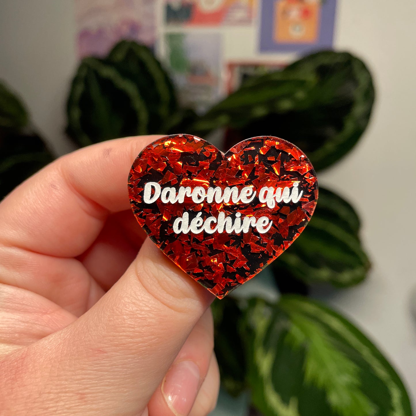 [Contrôle technique] Broche "Daronne qui déchire" en acrylique noire avec des éclats de confettis rouges