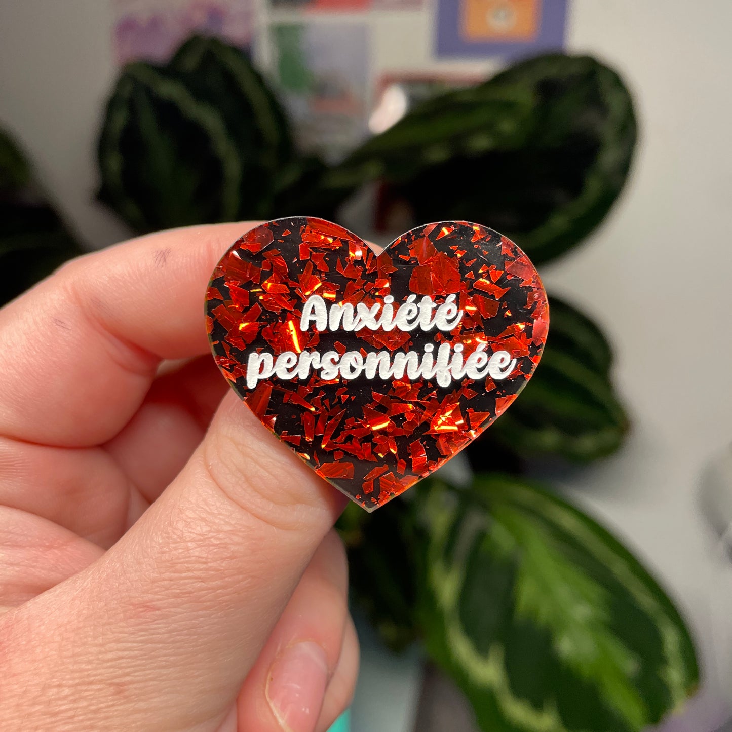 [Contrôle technique] Broche "Anxiété personnifiée" en acrylique noire avec des éclats de confettis rouges