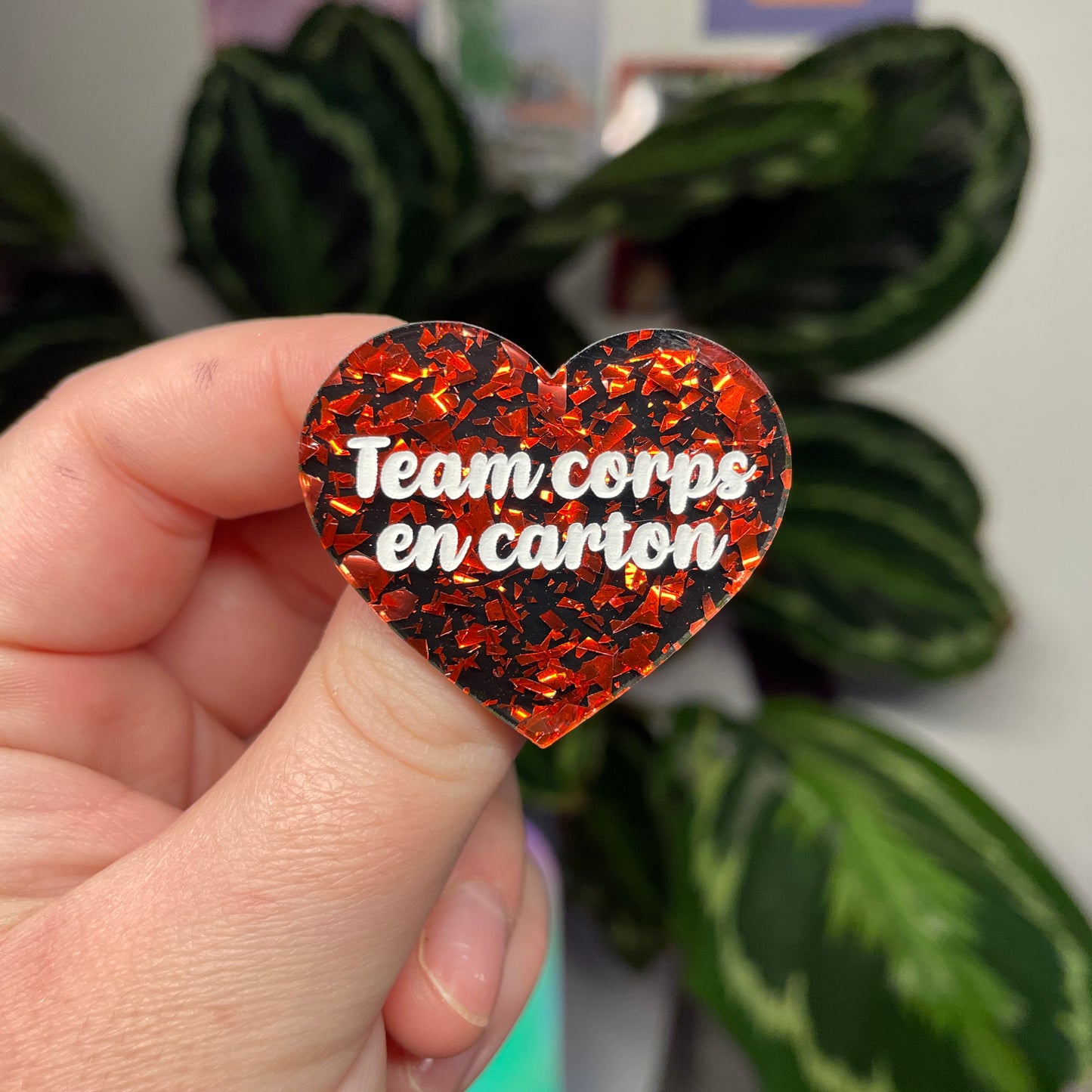 [Contrôle technique] Broche "Team corps en carton" en acrylique noire avec des éclats de confettis rouges