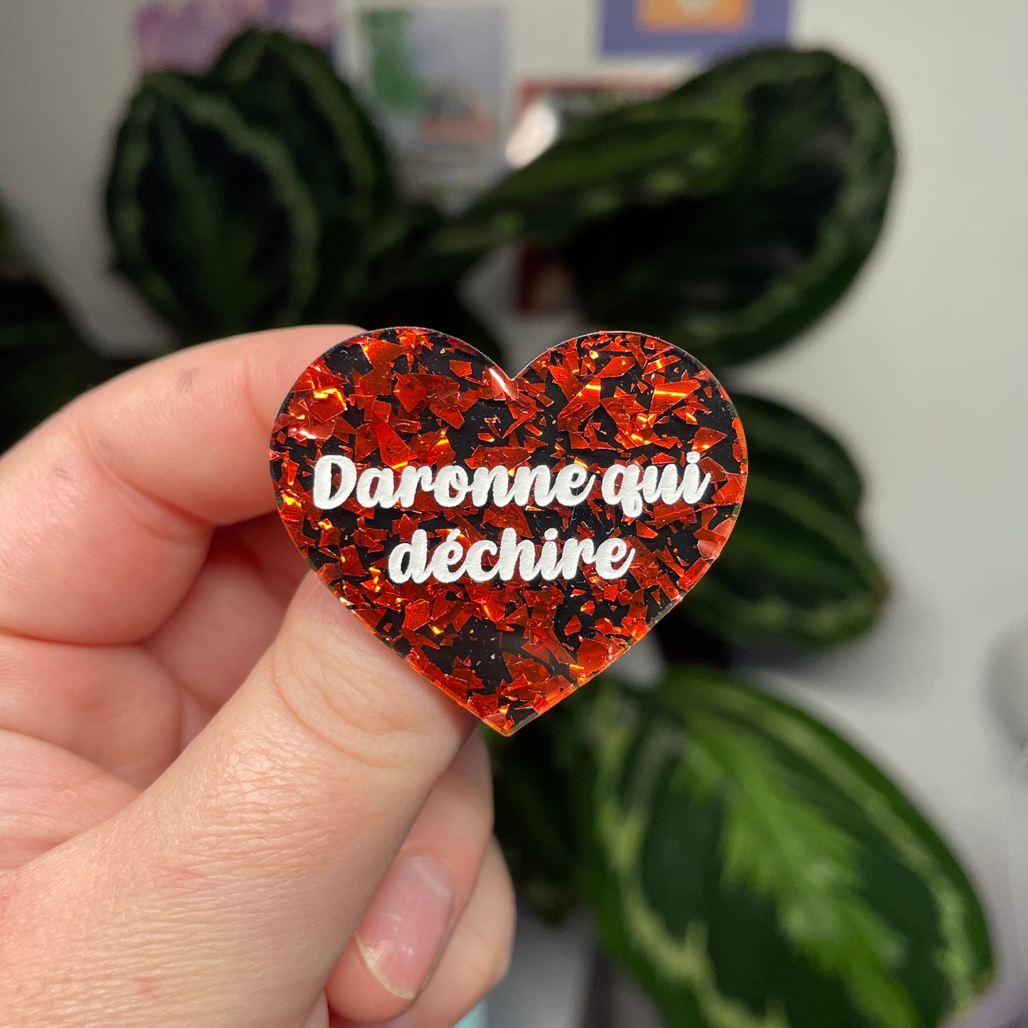 [Contrôle technique] Broche "Daronne qui déchire" en acrylique noire avec des éclats de confettis rouges