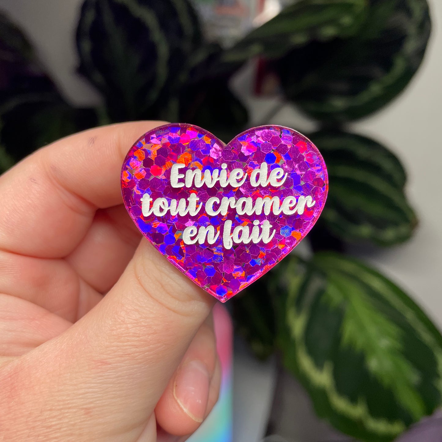 [Contrôle technique] Broche "Envie de tout cramer en fait" en acrylique semi transparente avec des confettis fuchsia