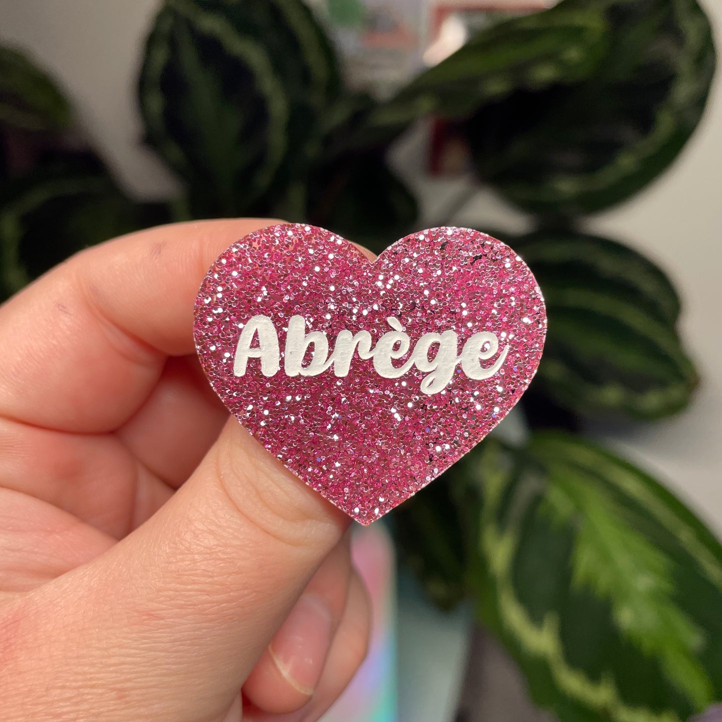 [Contrôle technique] Broche "Abrège" en acrylique à paillettes roses