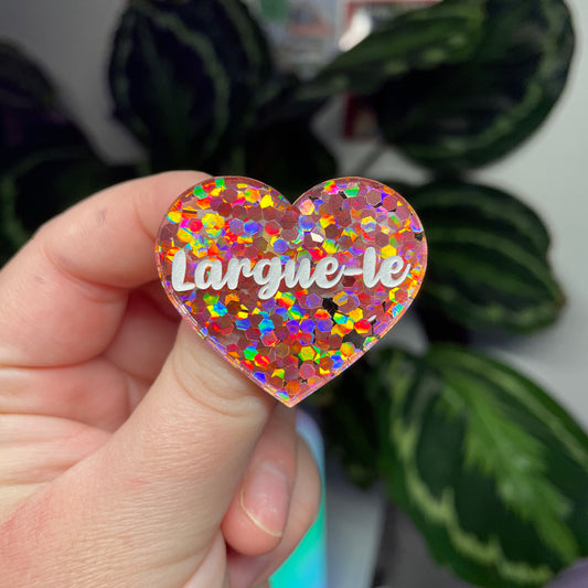 [Contrôle technique] Broche "Largue-le" en acrylique semi transparente avec des confettis corail