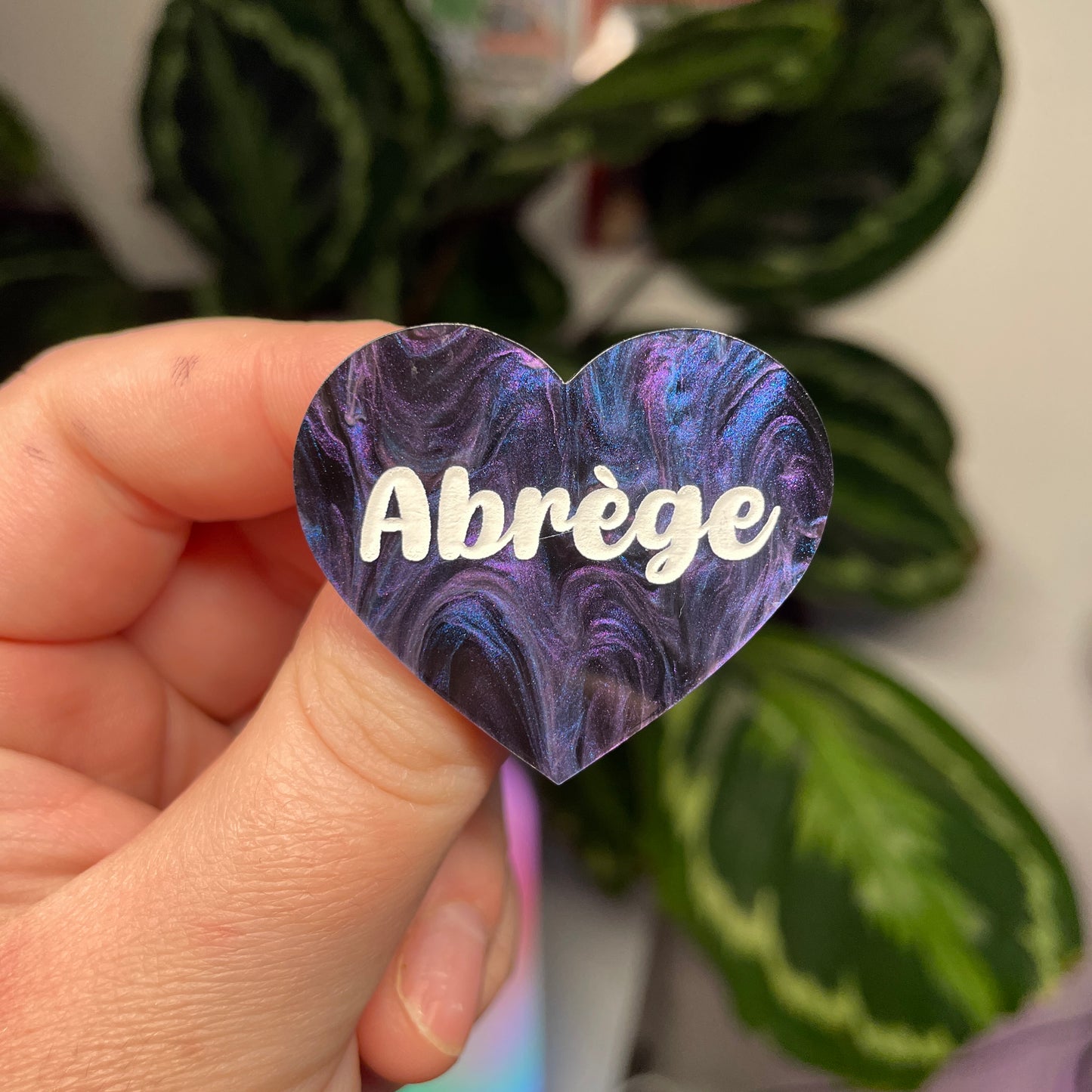 [Contrôle technique] Broche "Abrège" en acrylique marbrée bleue, noire et violette