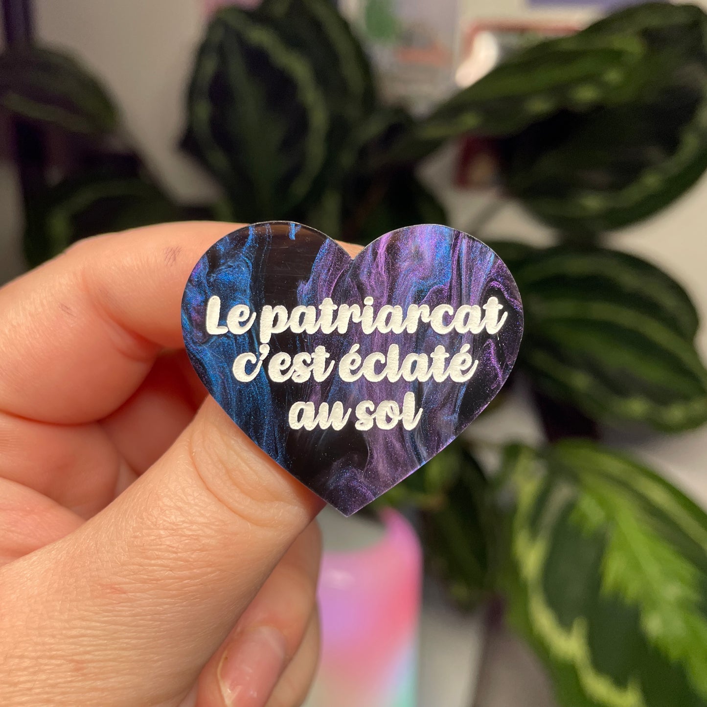 [Contrôle technique] Broche "Le patriarcat c'est éclaté au sol" en acrylique marbrée bleue, noire et violette