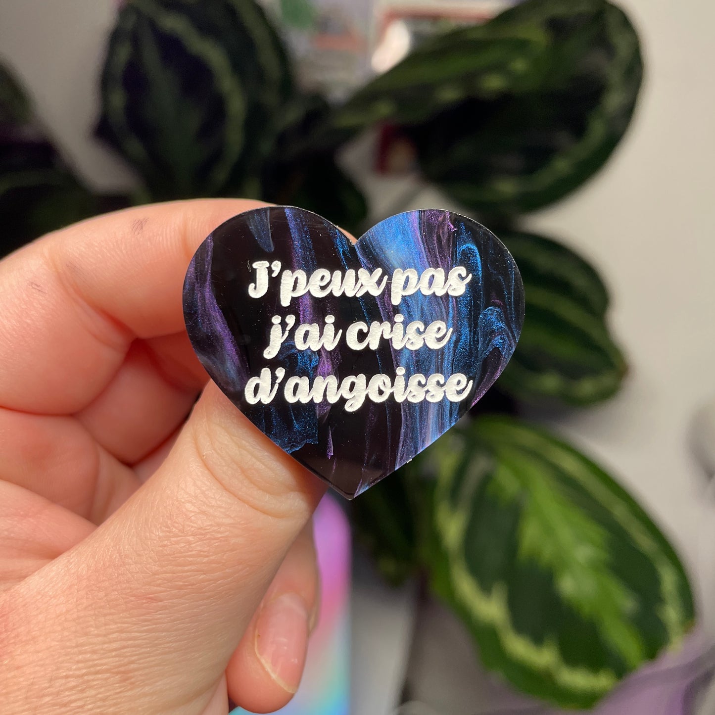 [Contrôle technique] Broche "J'peux pas j'ai crise d'angoisse" en acrylique marbrée bleue, noire et violette