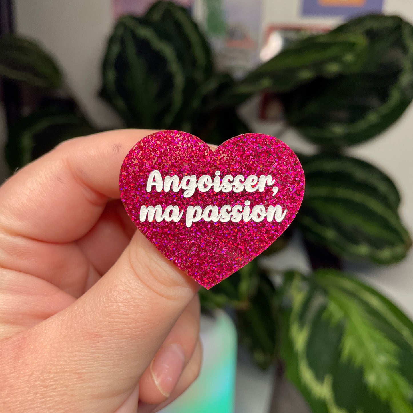[Contrôle technique] Broche "Angoisser, ma passion" en acrylique à paillettes roses
