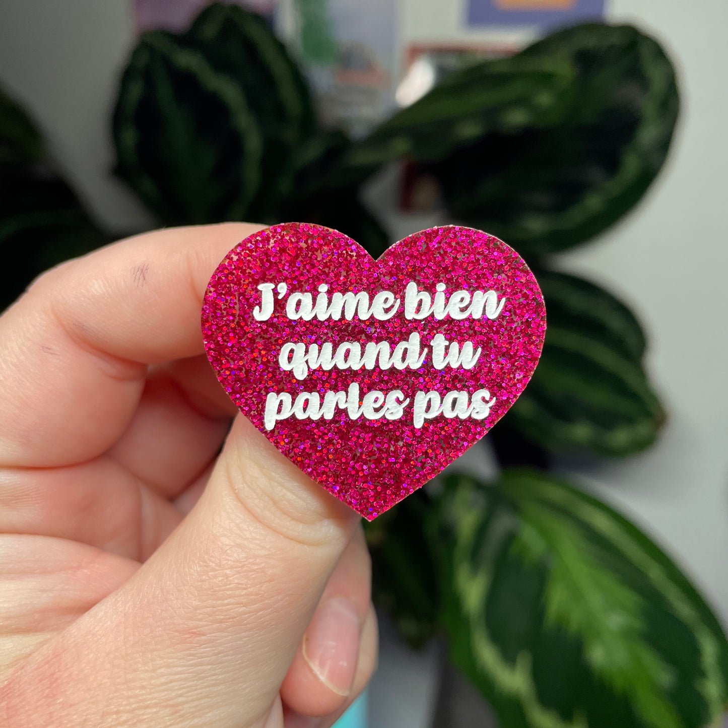 [Contrôle technique] Broche "J'aime bien quand tu parles pas" en acrylique à paillettes roses
