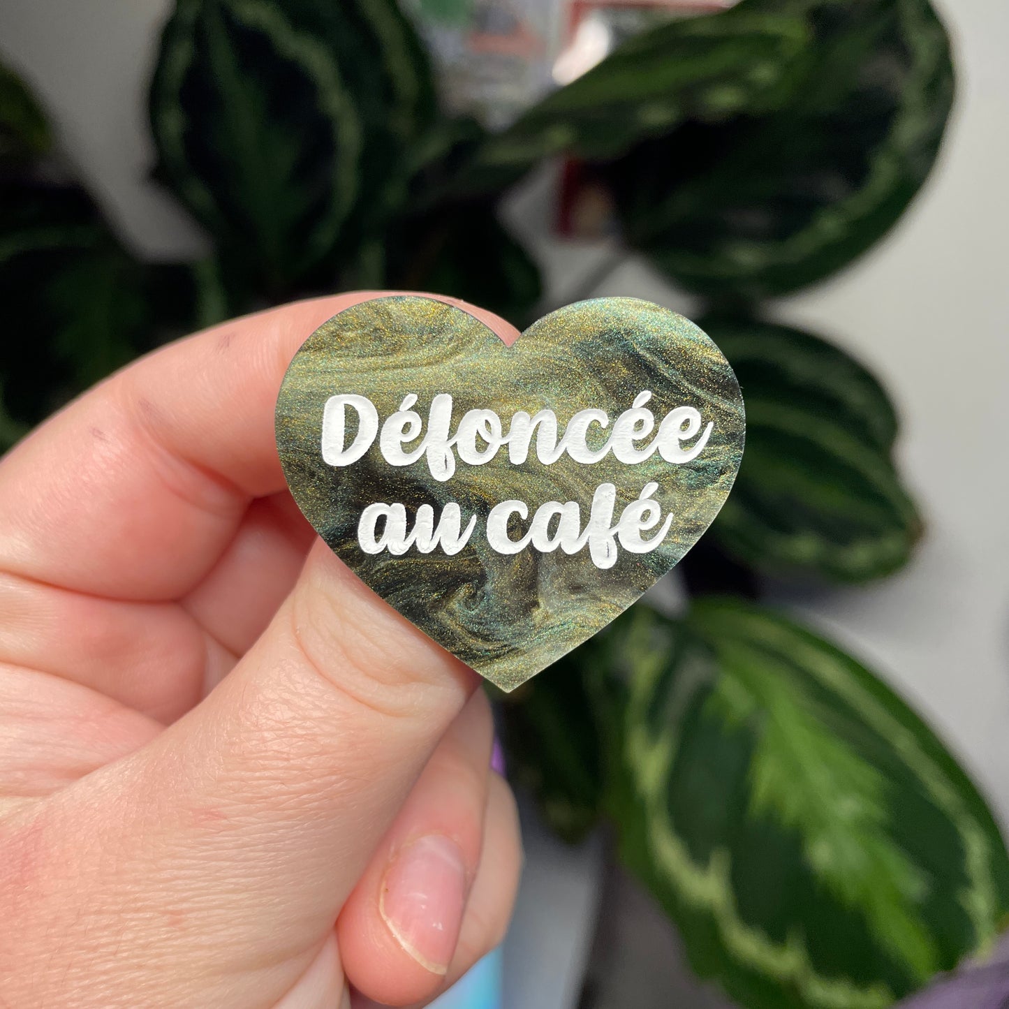 [Contrôle technique] Broche "Défoncée au café" en acrylique marbrée verte, noire et dorée