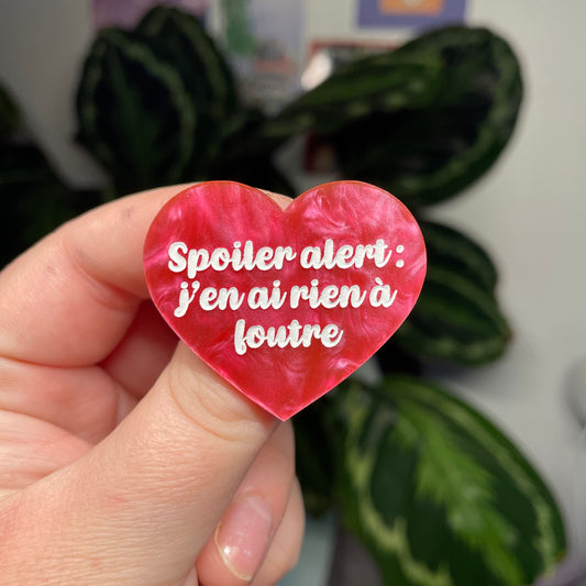 [Contrôle technique] Broche "Spoiler alert : j'en ai rien à foutre" en acrylique marbrée rose