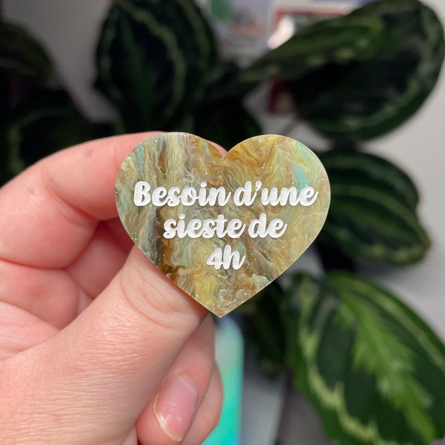 [Contrôle technique] Broche "Besoin d'une sieste de 4h" en acrylique marbrée bleue et marron