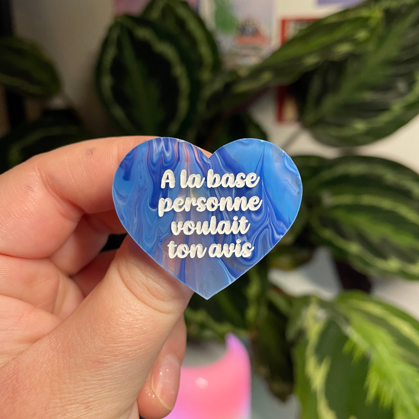 [Contrôle technique] Broche "A la base personne voulait ton avis" en acrylique japonaise semi transparente marbrée bleue