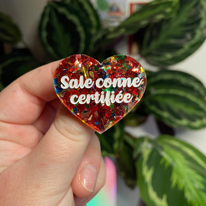 [Contrôle technique] Broche "Sale conne certifiée" en acrylique transparente avec des éclats de confettis rouges et multicolores