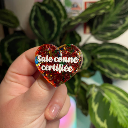 [Contrôle technique] Broche "Sale conne certifiée" en acrylique transparente avec des éclats de confettis rouges et multicolores